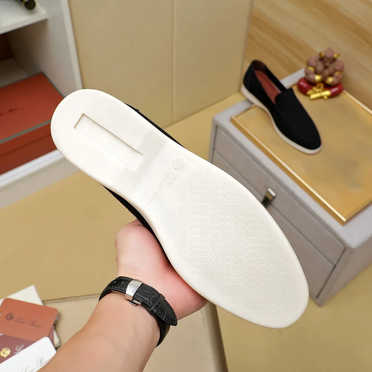 Men's Men's Shoes 💰 400 Loro PIana moccasin made of wish wool fabric. The upper is made of knitted fabric, made on a loom, and then attached to a rubber sole. The Rain System's water-repellent treatment enhances the shoe's functional design, while the suede details give the shoe a sense of elegance and sophistication. Made from Wish, fine wool from Australian and New Zealand Merino sheep 38-44
